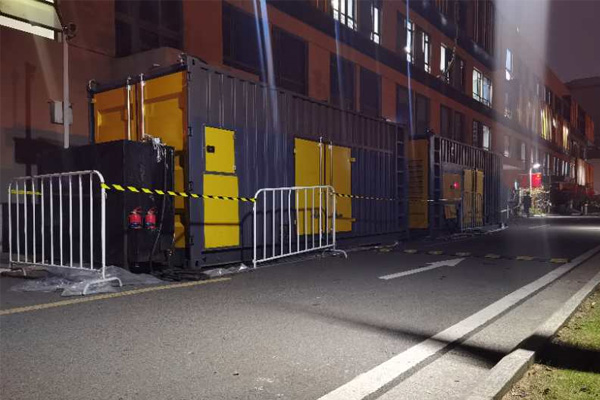 北辰柴油发电机组的输出电压是如何调节的？